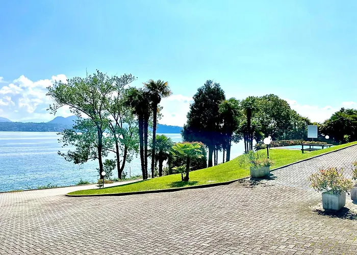 Semesterbostad Elegant & Comfortable Modern With Swimming Pool Stresa