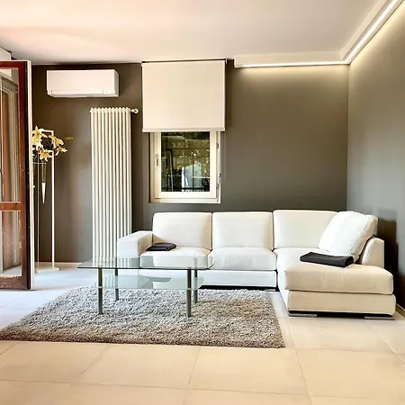 Elegant & Comfortable Modern With Swimming Pool Nyaraló